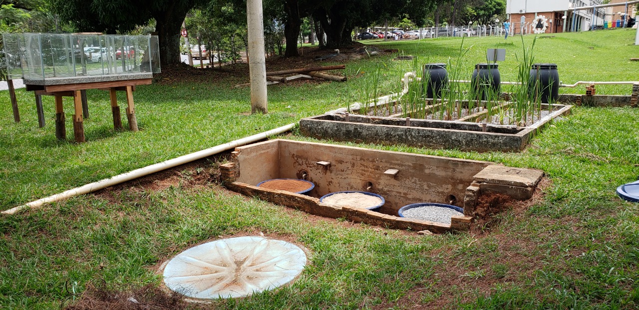 Sistema de Wetland Construído que utiliza planta, substratos e micro-organismos para o tratamento de esgoto. A pesquisa com o sistema, desenvolvida por professores do IFG e da UFG, tem uma estação experimental que fica na Escola de Engenharia Civil e Ambiental, no Câmpus I da UFG.